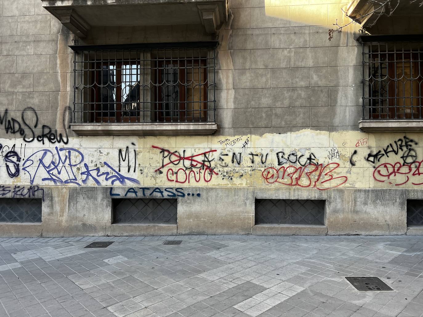 Las imágenes del centro de Granada lleno de grafitis