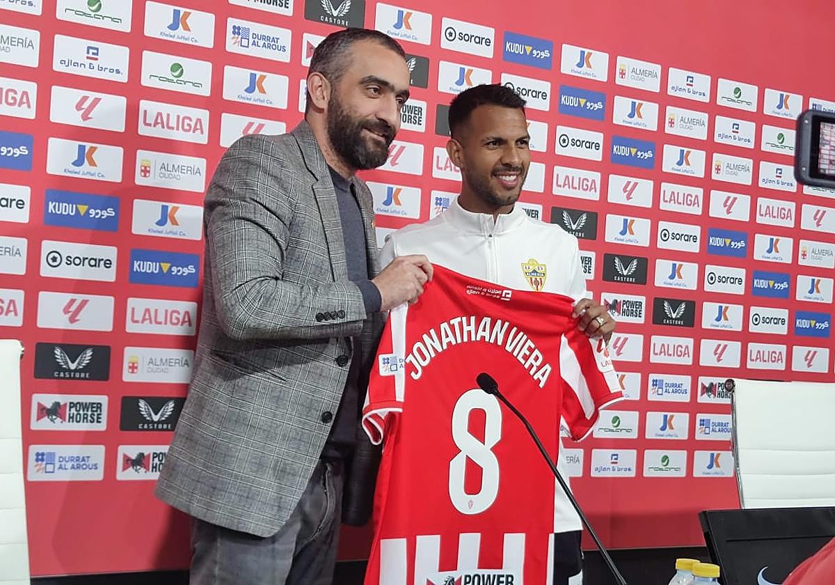 El Assy y Viera durante la presentación.