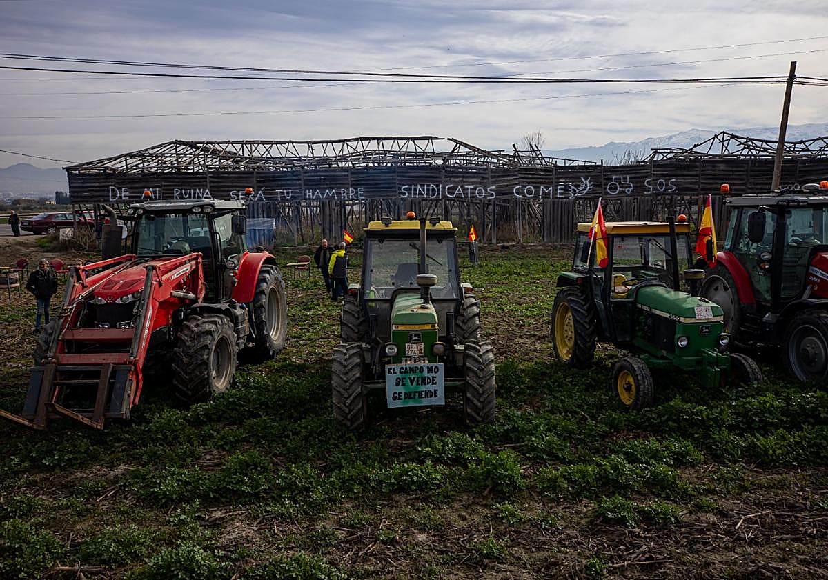 Imagen principal - Vegas del Genil mantiene el pulso de la protesta pero sin cortes de carretera