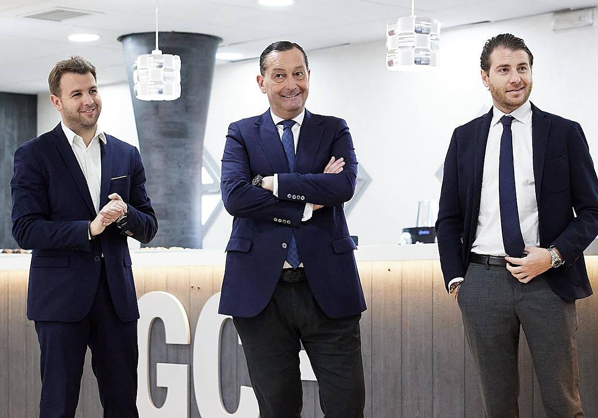 Javi Alonso, secretario técnico; Alfredo García Amado, director general; y Matteo Tognozzi, director deportivo del Granada.