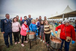 El coronel de la Base Aérea, Miguel Durán, junto al alcalde, Antonio Narváez, echó una mano en la preparación de la chocolatada.