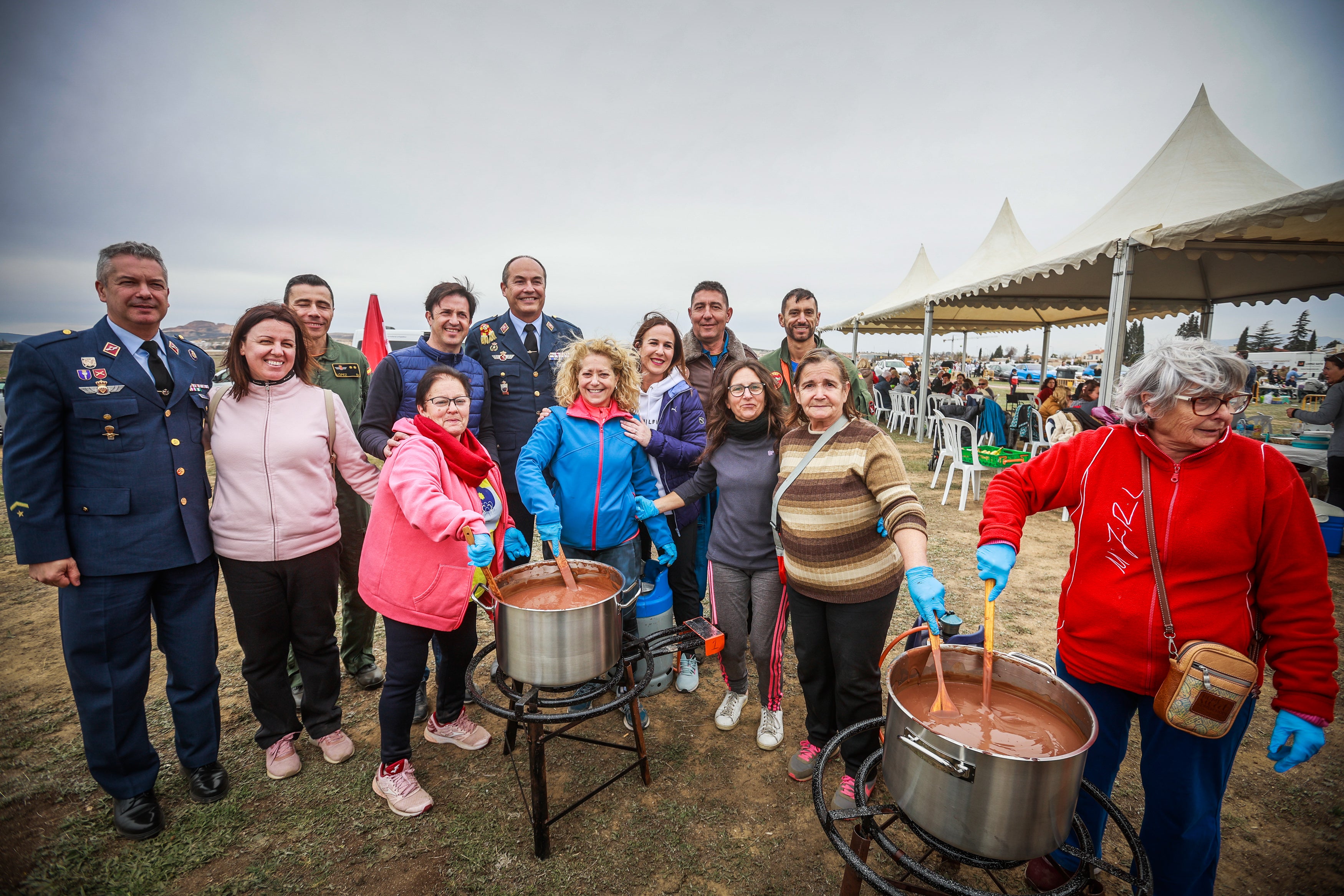El coronel de la Base Aérea, Miguel Durán, junto al alcalde, Antonio Narváez, echó una mano en la preparación de la chocolatada.