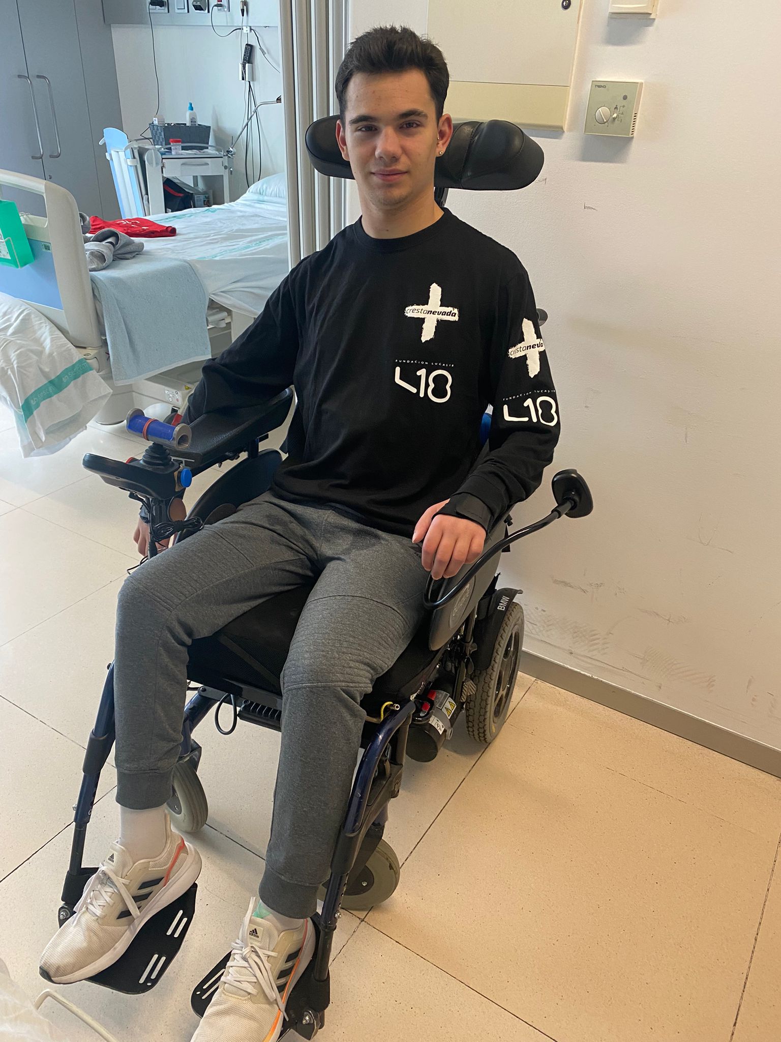 Adrián Márquez en su silla de ruedas en la habitación del Hospital de Parapléjicos de Toledo