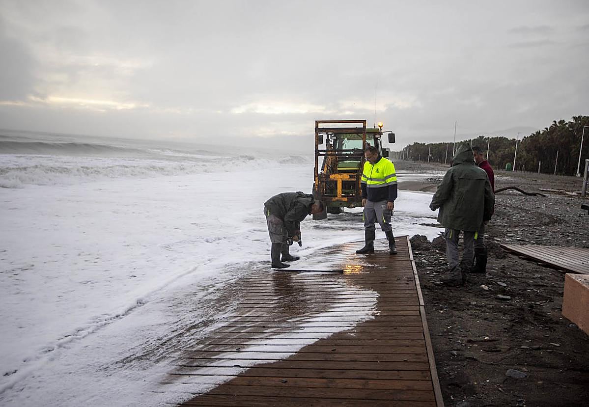El Gobierno asegura que el espigón de Playa Granada se licita este mes