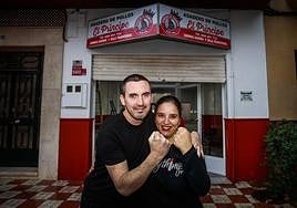 Bernabé y Laura posan delante de su asador de pollos, que reabre este viernes.