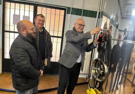 El subdelegado Manuel Fernández Palomino participa en la recogida de muestras en la cooperativa Oro de Cánava para ser enviadas al Ministerio.