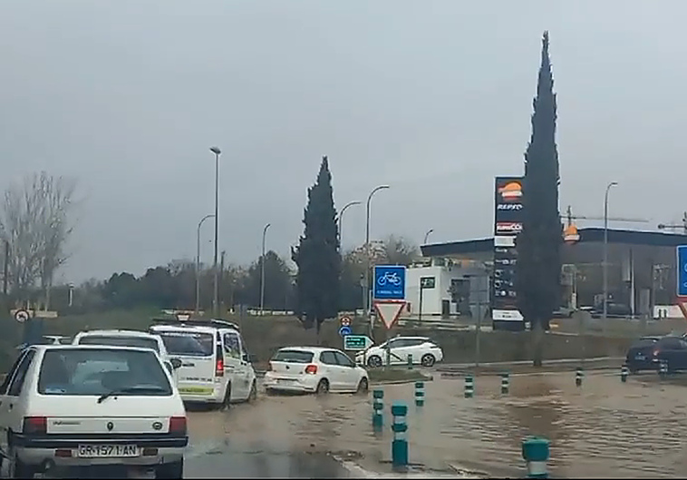 Inundación en la rotonda de la Chana.