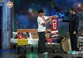 El cantante granadino regaló una camiseta del Granada CF a Broncano.