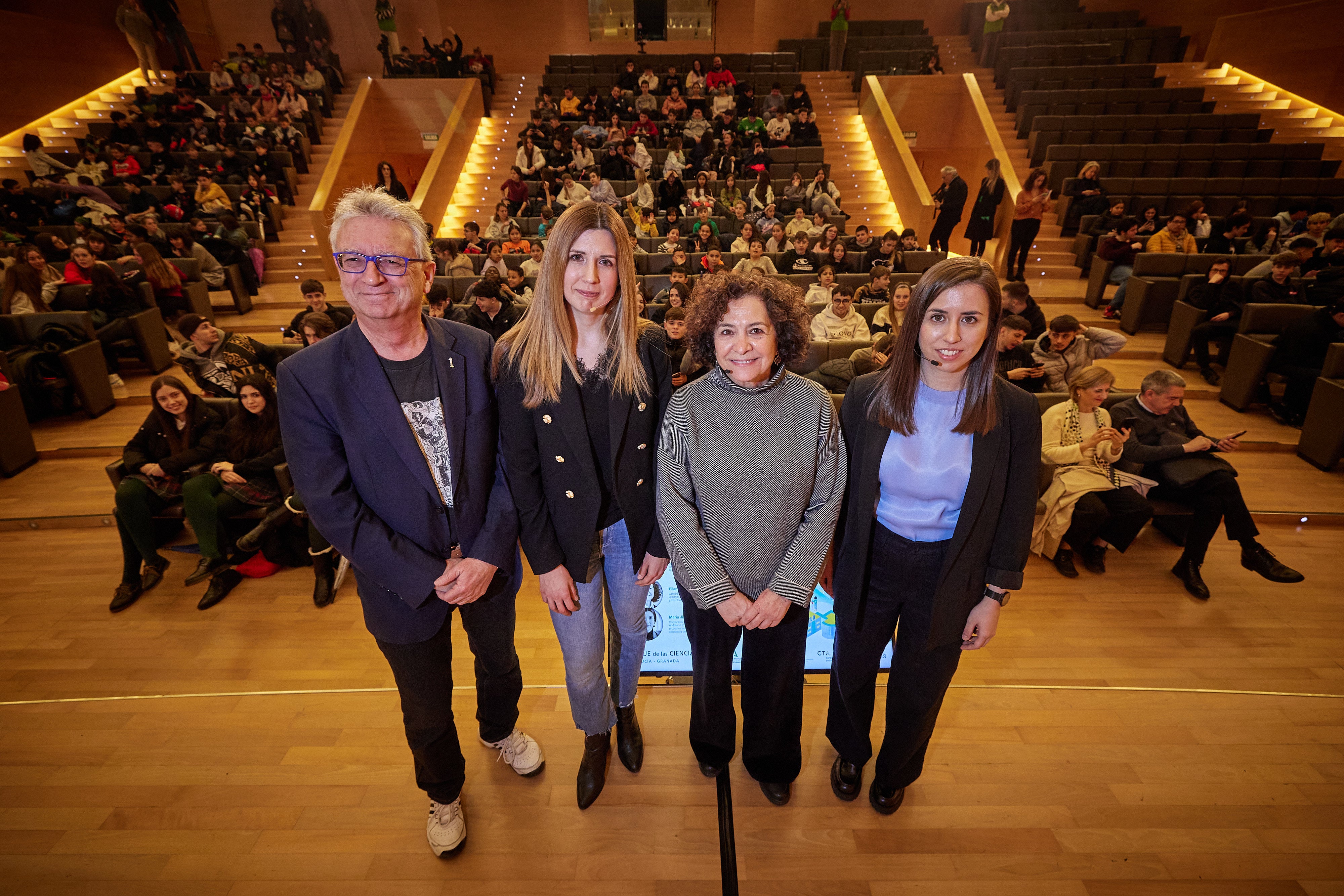 Luis Alcalá, director del Parque de las Ciencias, con María Jiménez, Pilar Aranda y Ana del Águila.