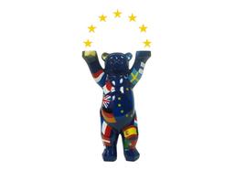 Un 'Buddy Bear' berlinés con las banderas de la Unión Europea, sostiene las estrellas de la UE como si fuera un indalo.