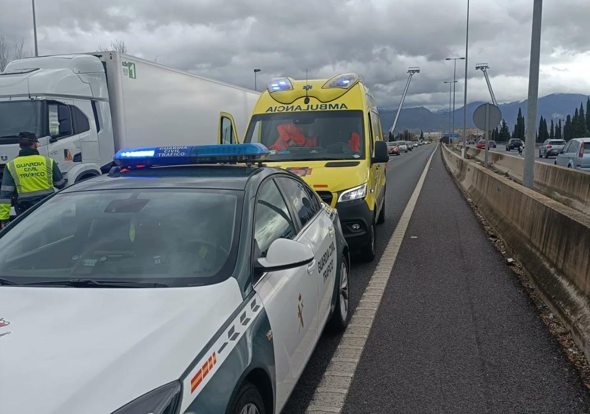 Sanitarios y Guardia Civil desplazados para atender el accidente en la GR-30