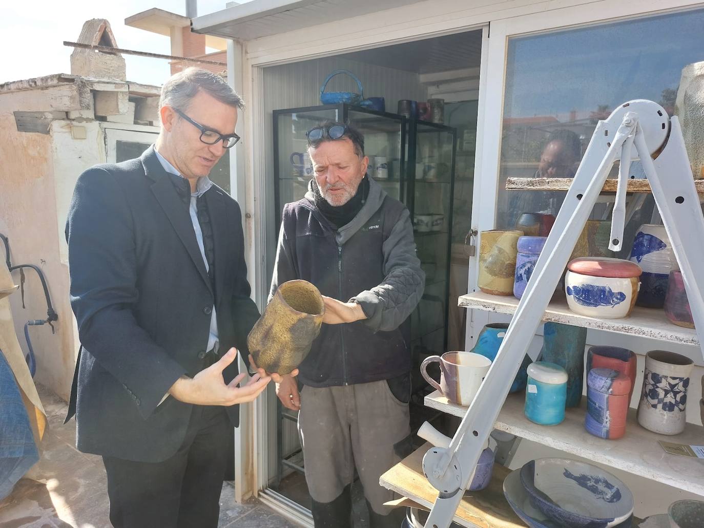 Amós García con el artesano José Flores.