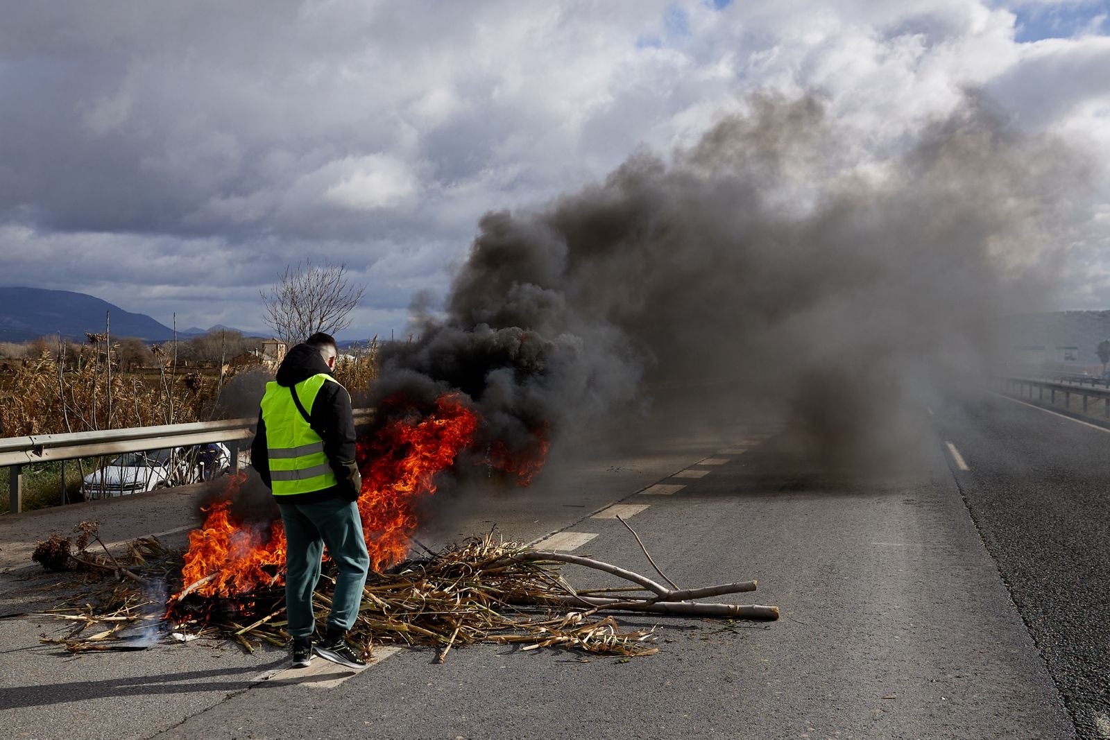 Las protestas de los agricultores de la A-92 en Huétor Tájar, en imágenes