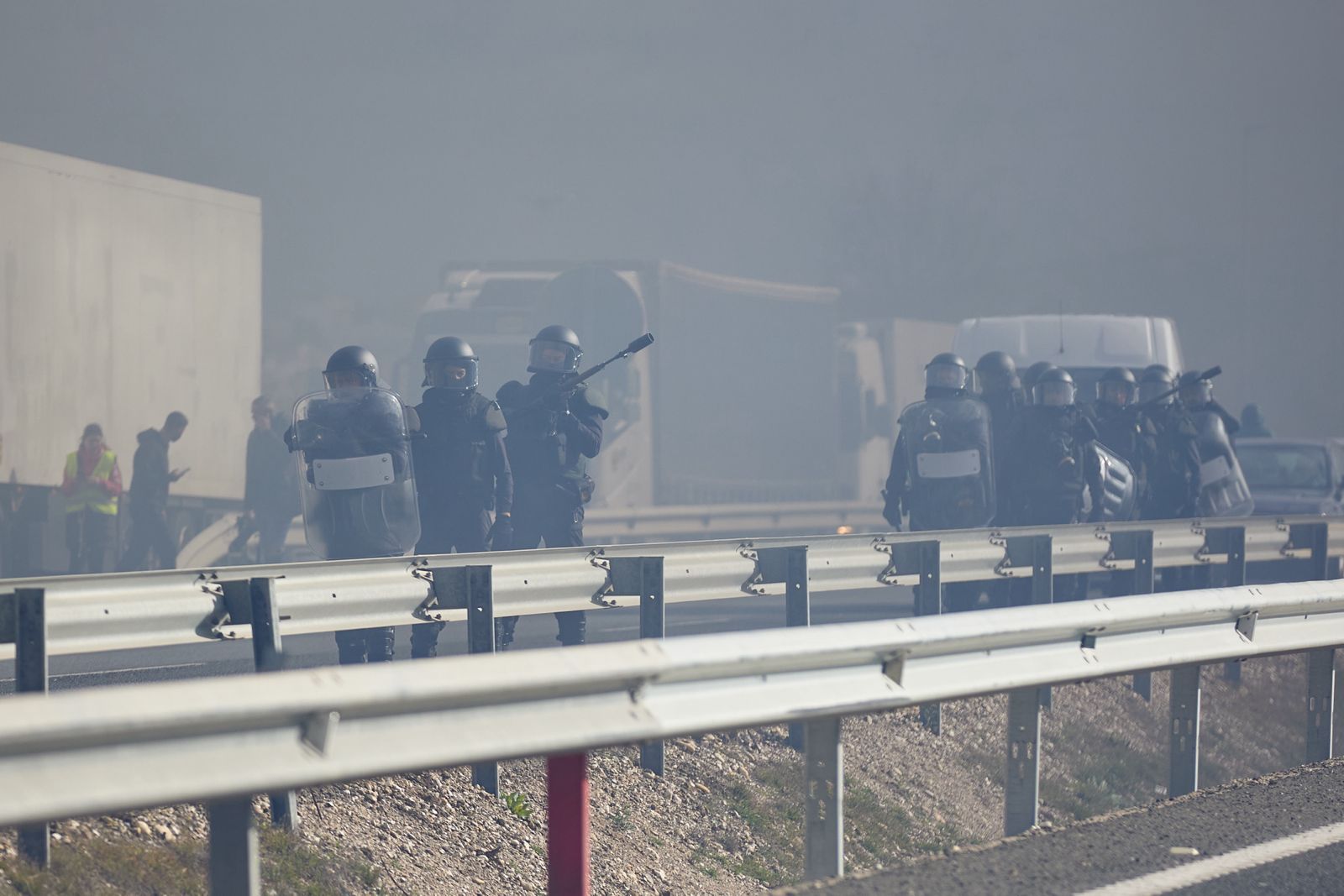 Las protestas de los agricultores de la A-92 en Huétor Tájar, en imágenes