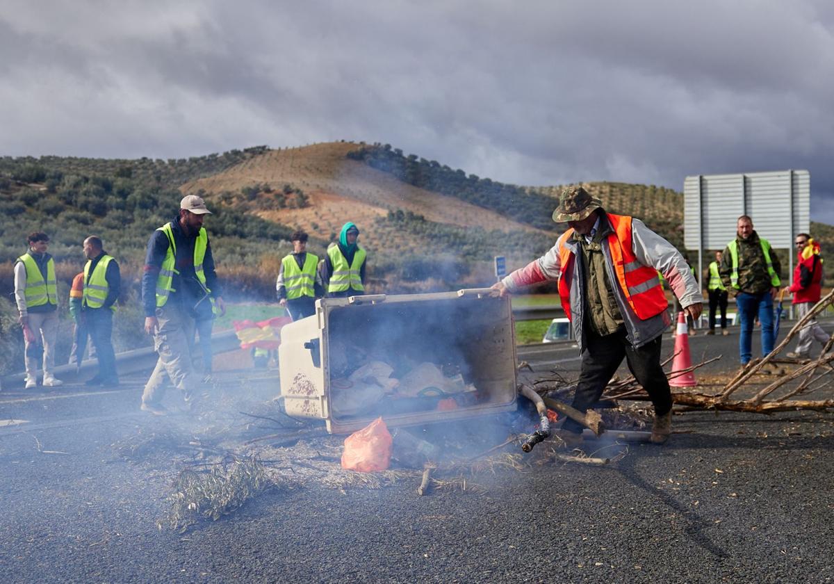 Las protestas de los agricultores de la A-92 en Huétor Tájar, en imágenes