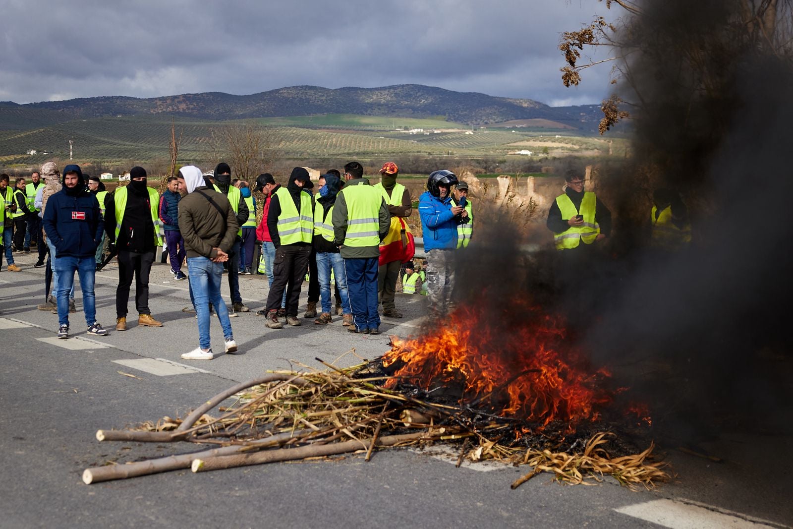 Las protestas de los agricultores de la A-92 en Huétor Tájar, en imágenes