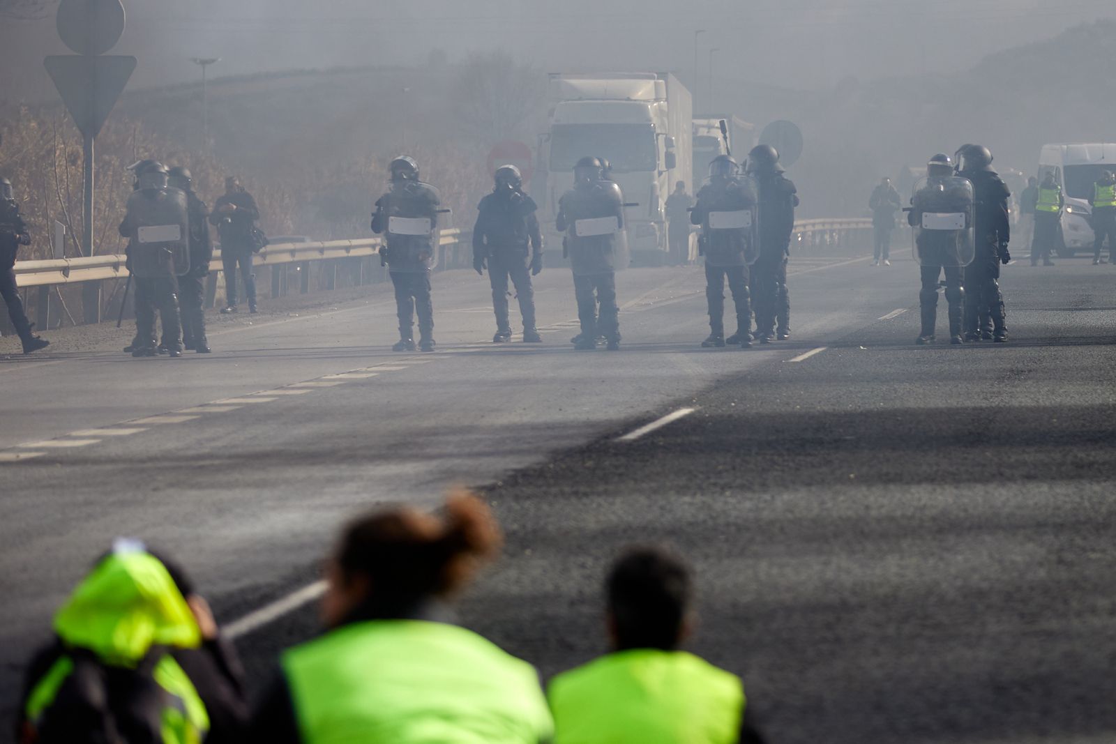 Las protestas de los agricultores de la A-92 en Huétor Tájar, en imágenes