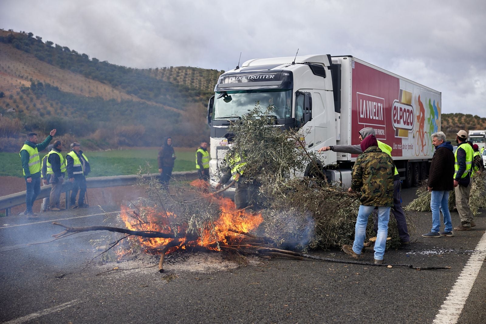 Las protestas de los agricultores de la A-92 en Huétor Tájar, en imágenes