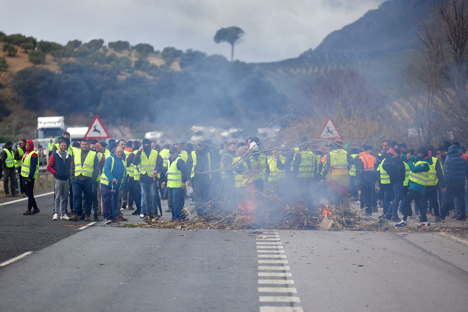 Las protestas de los agricultores de la A-92 en Huétor Tájar, en imágenes