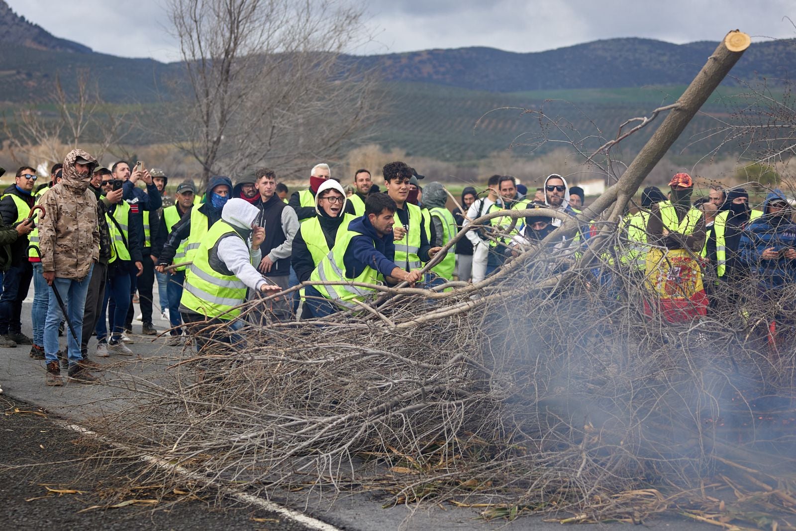 Las protestas de los agricultores de la A-92 en Huétor Tájar, en imágenes