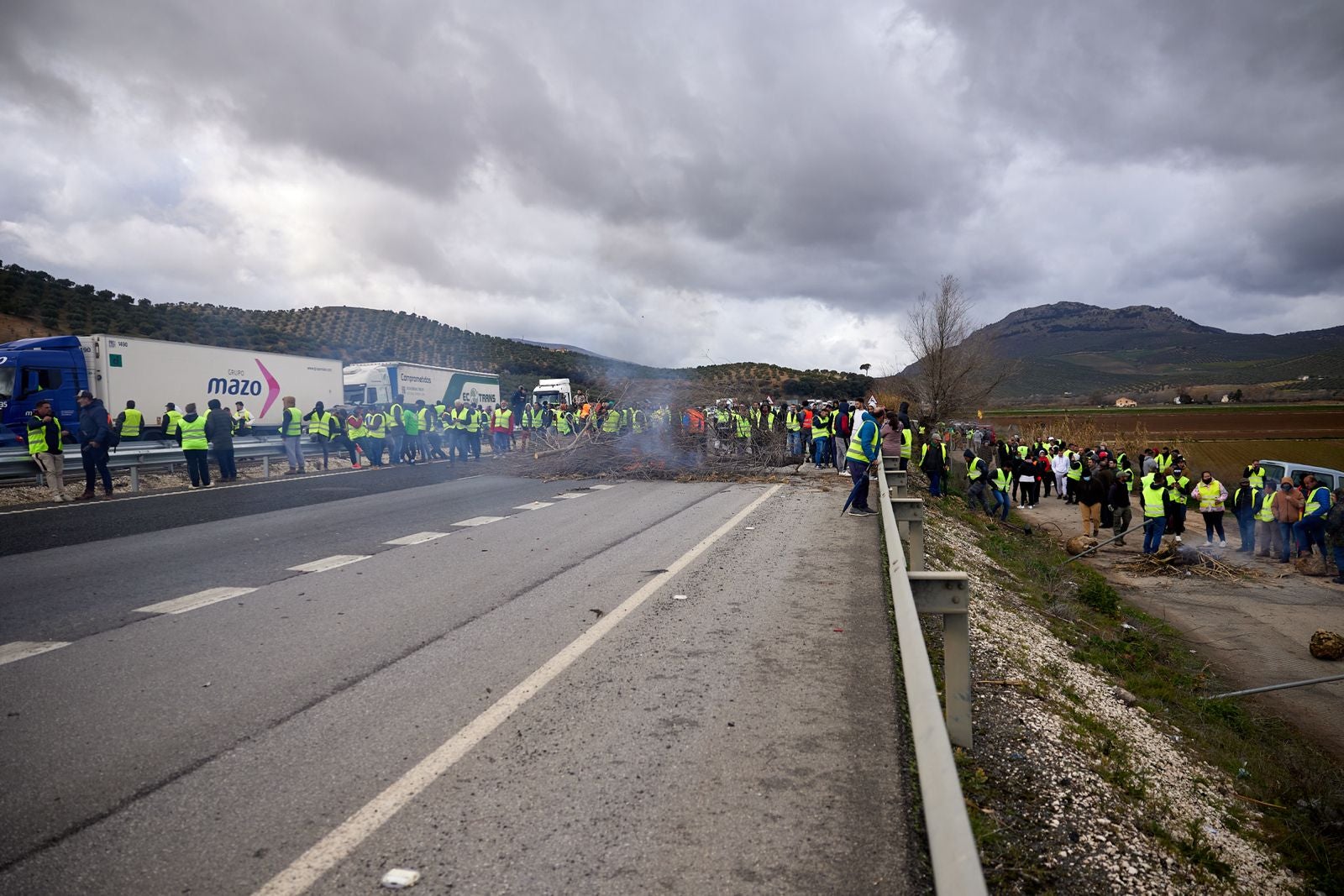 Las protestas de los agricultores de la A-92 en Huétor Tájar, en imágenes