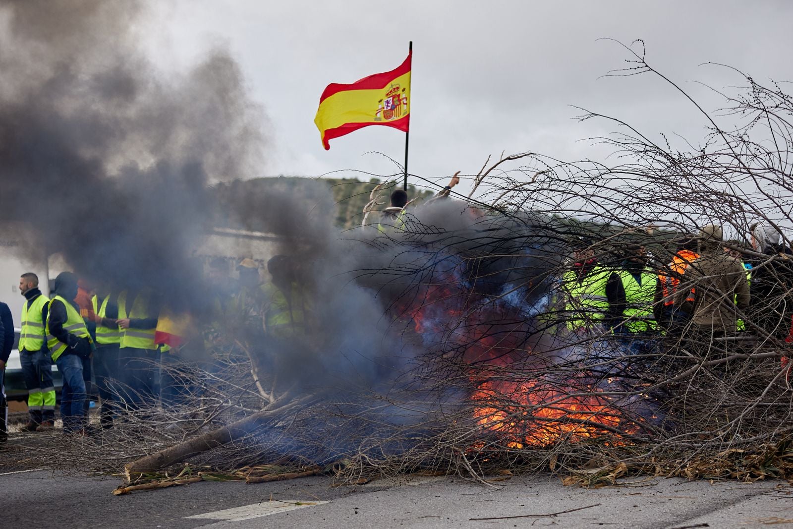 Las protestas de los agricultores de la A-92 en Huétor Tájar, en imágenes