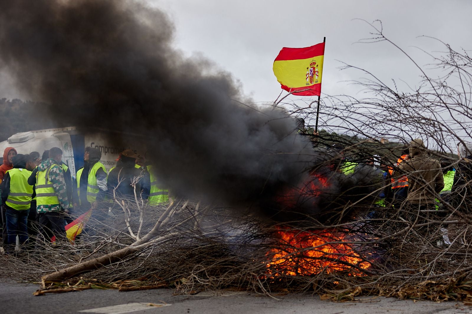 Las protestas de los agricultores de la A-92 en Huétor Tájar, en imágenes