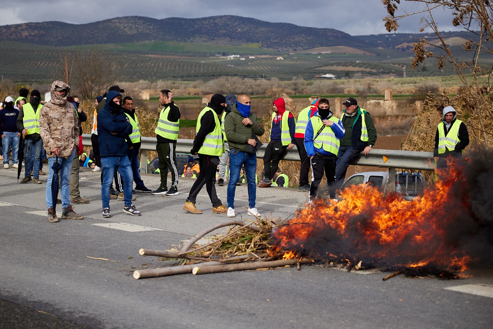 Las protestas de los agricultores de la A-92 en Huétor Tájar, en imágenes