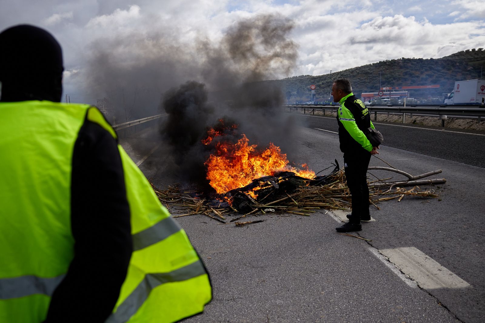 Las protestas de los agricultores de la A-92 en Huétor Tájar, en imágenes