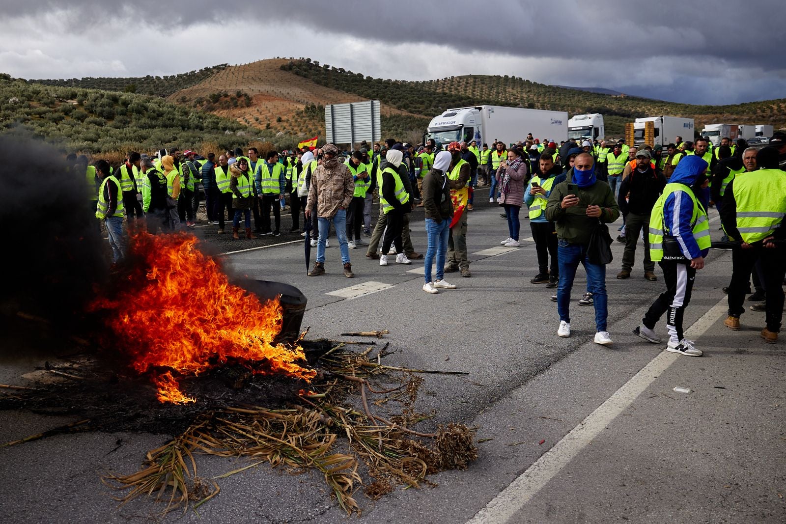 Las protestas de los agricultores de la A-92 en Huétor Tájar, en imágenes