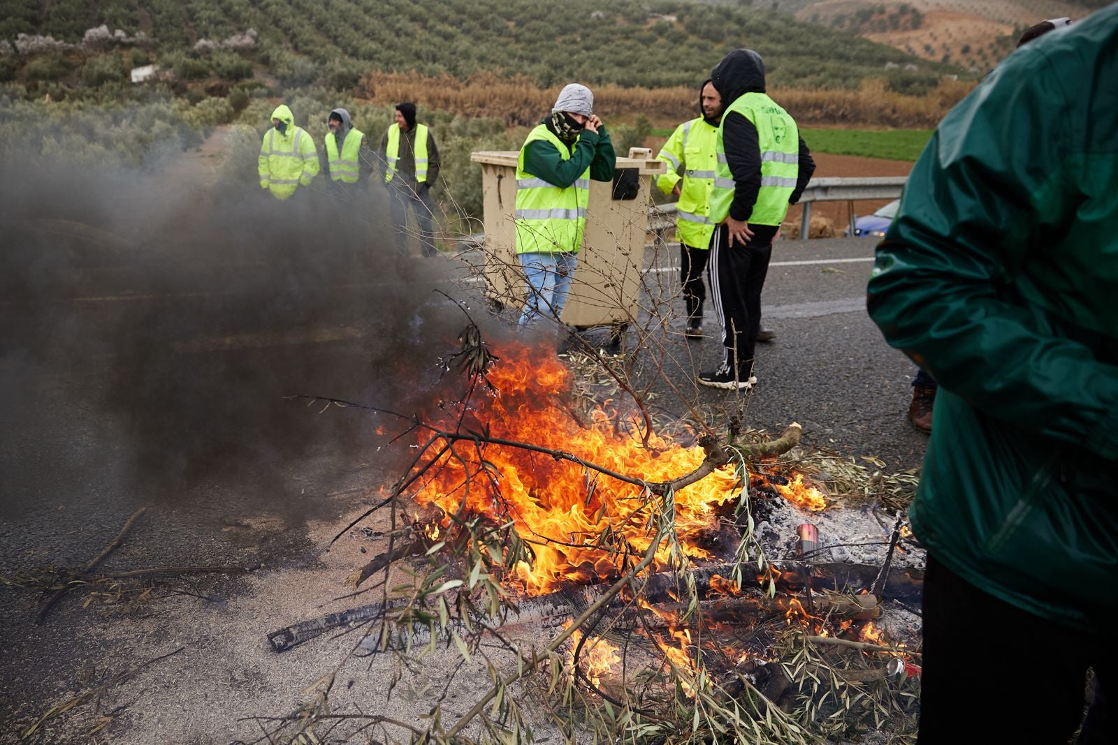 Las protestas de los agricultores de la A-92 en Huétor Tájar, en imágenes