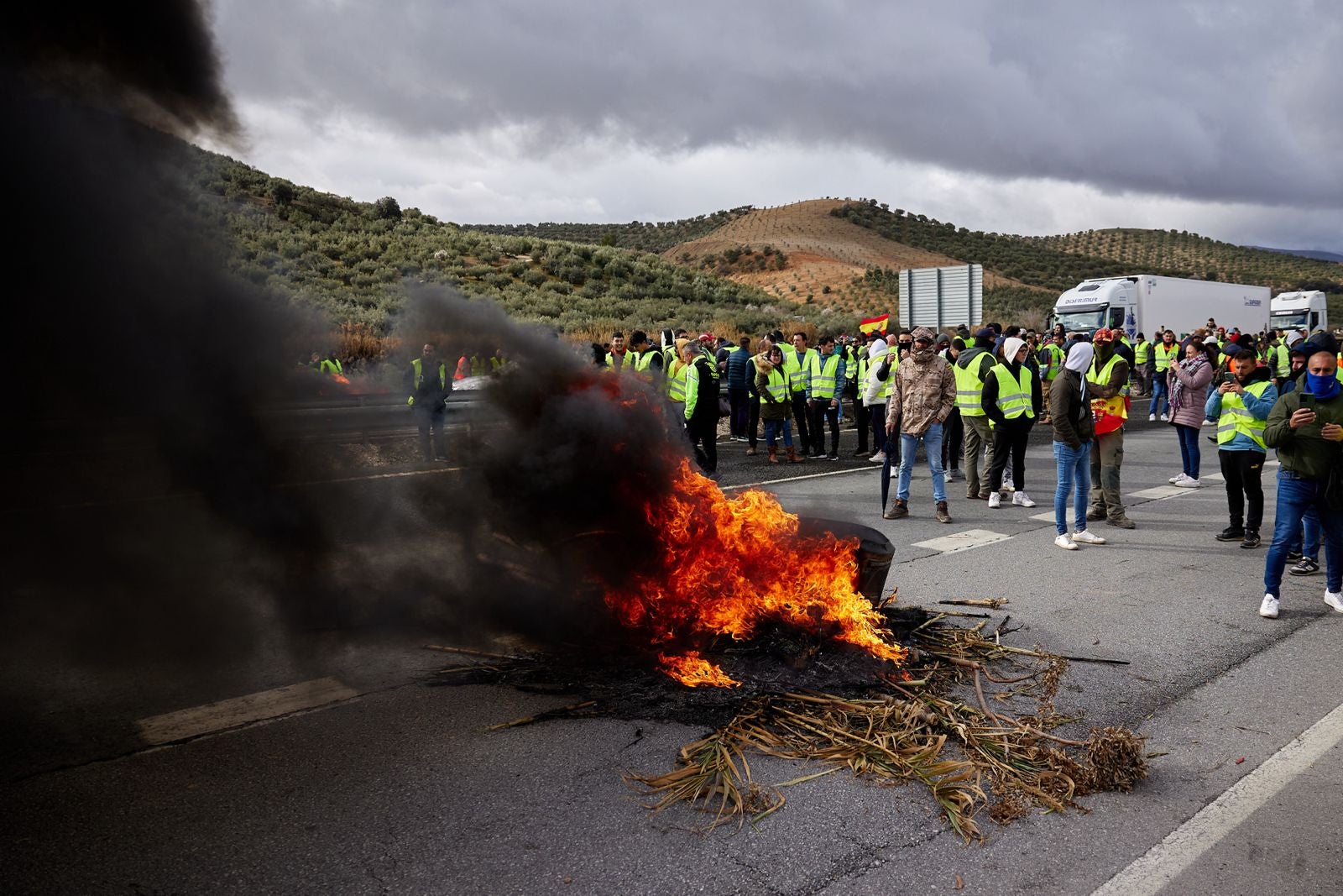 Las protestas de los agricultores de la A-92 en Huétor Tájar, en imágenes