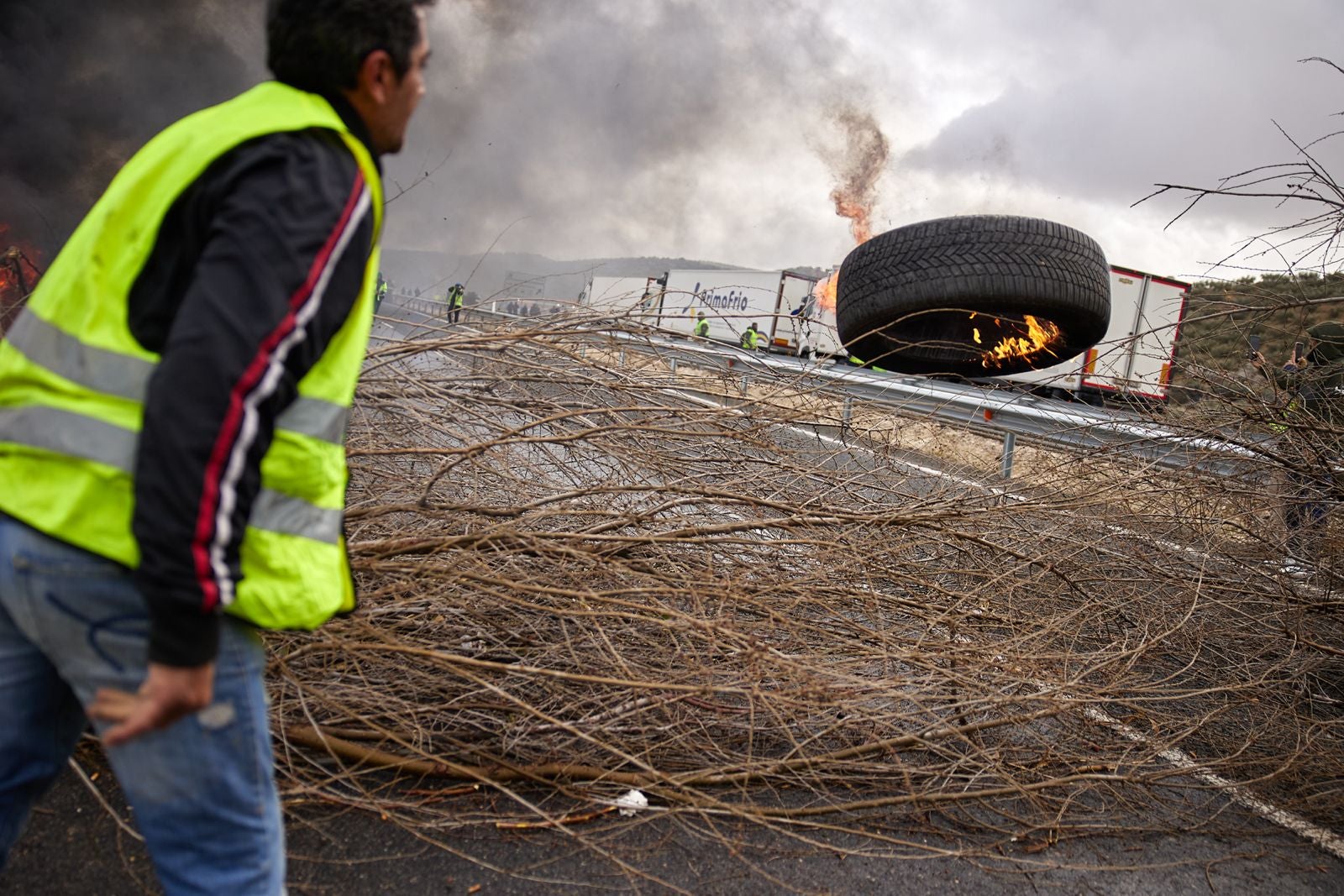 Las protestas de los agricultores de la A-92 en Huétor Tájar, en imágenes