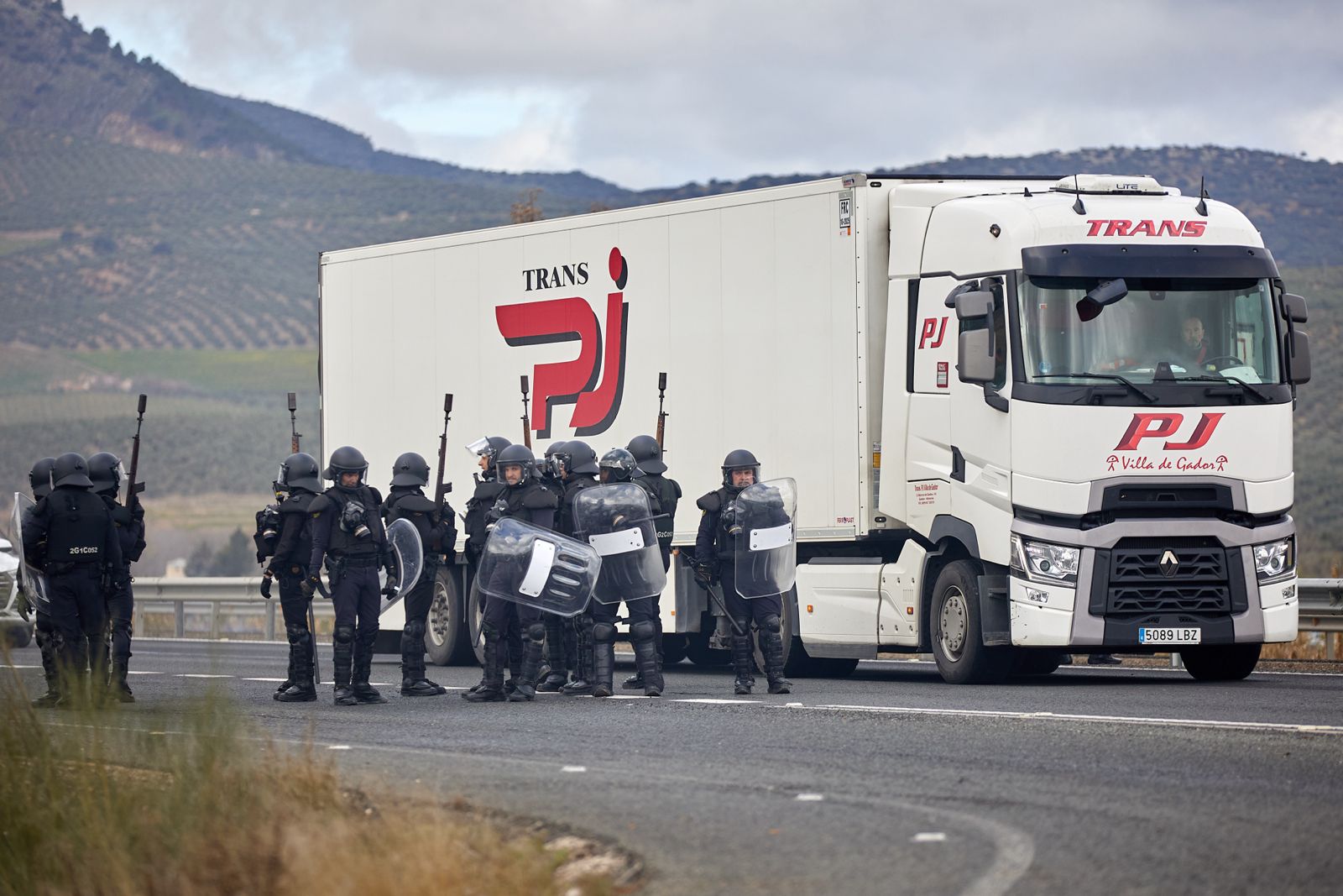 Las protestas de los agricultores de la A-92 en Huétor Tájar, en imágenes