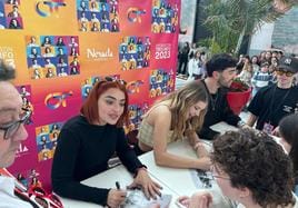 Violeta, Denna y Álex Márquez firman autógrafos a sus fans en el centro comercial Nevada.