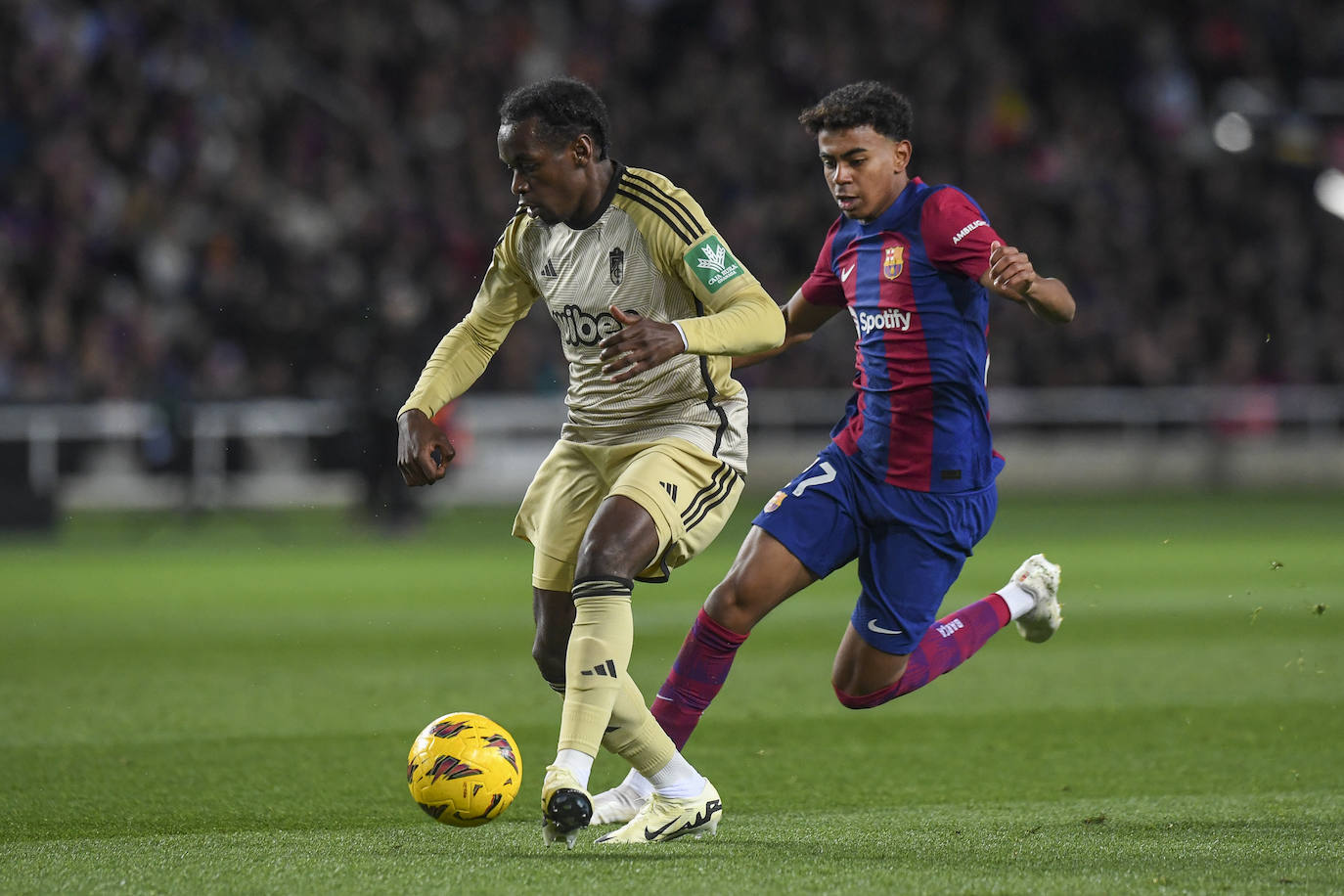 Las imágenes del partidazo del Granada en Barcelona