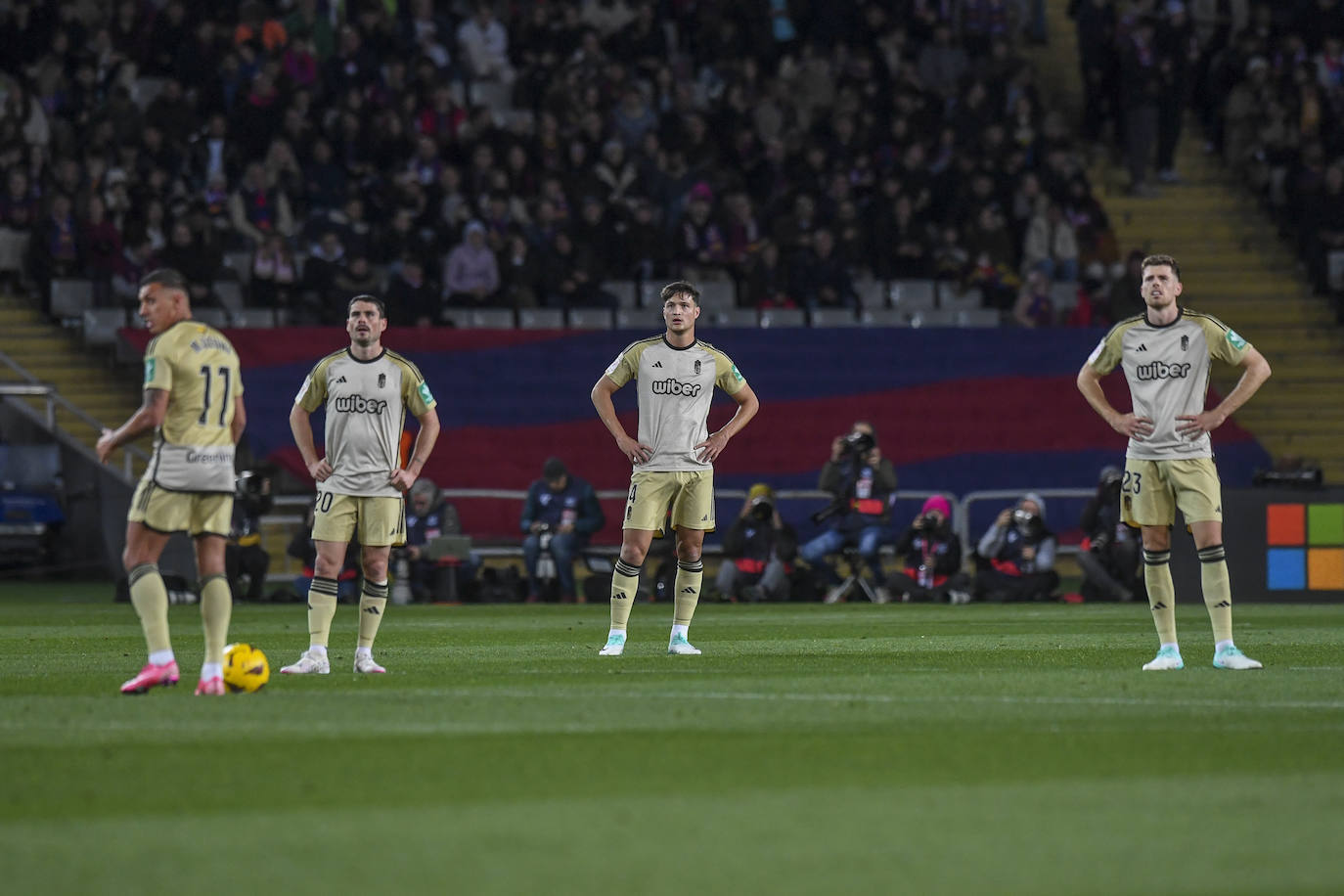 Las imágenes del partidazo del Granada en Barcelona