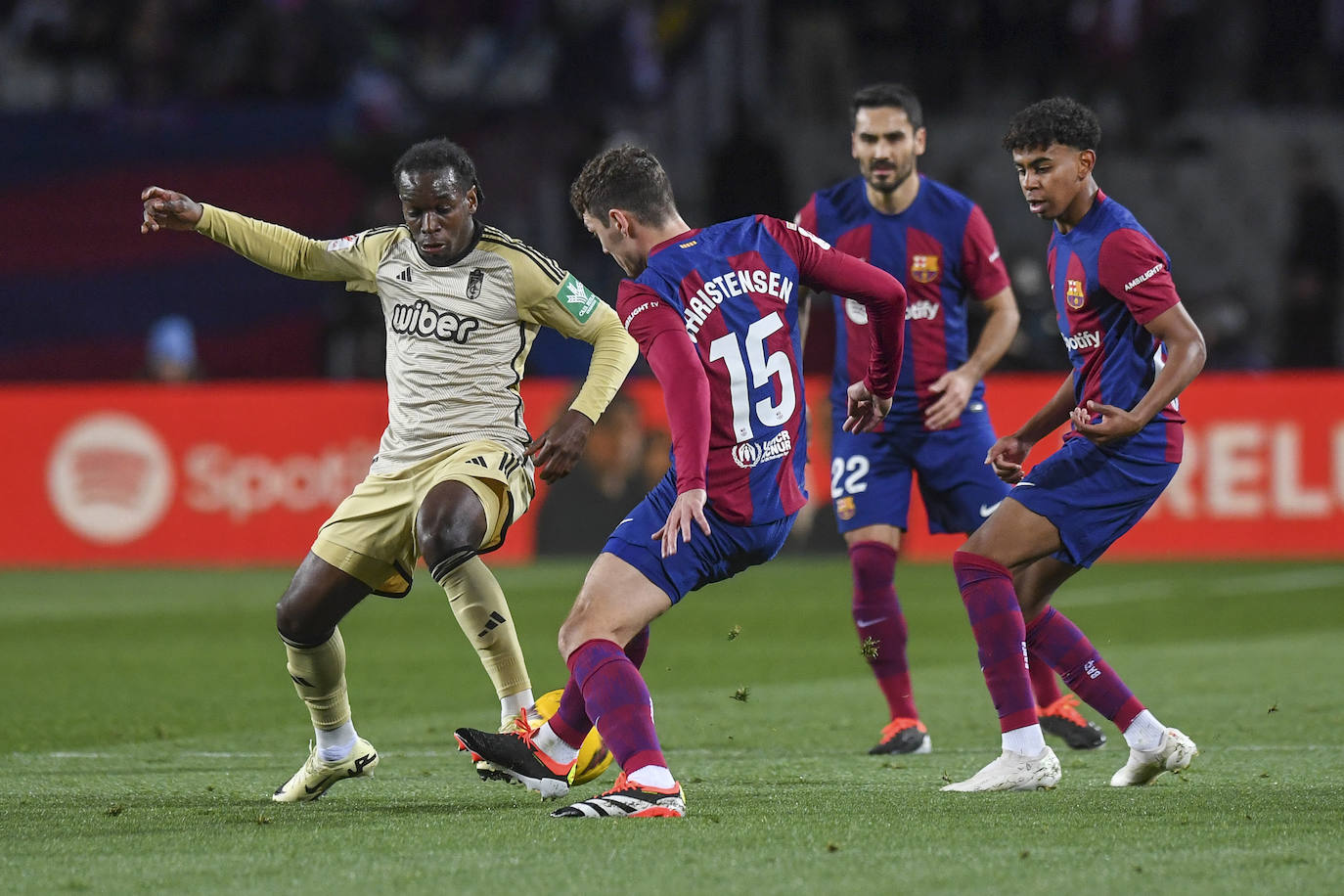 Las imágenes del partidazo del Granada en Barcelona