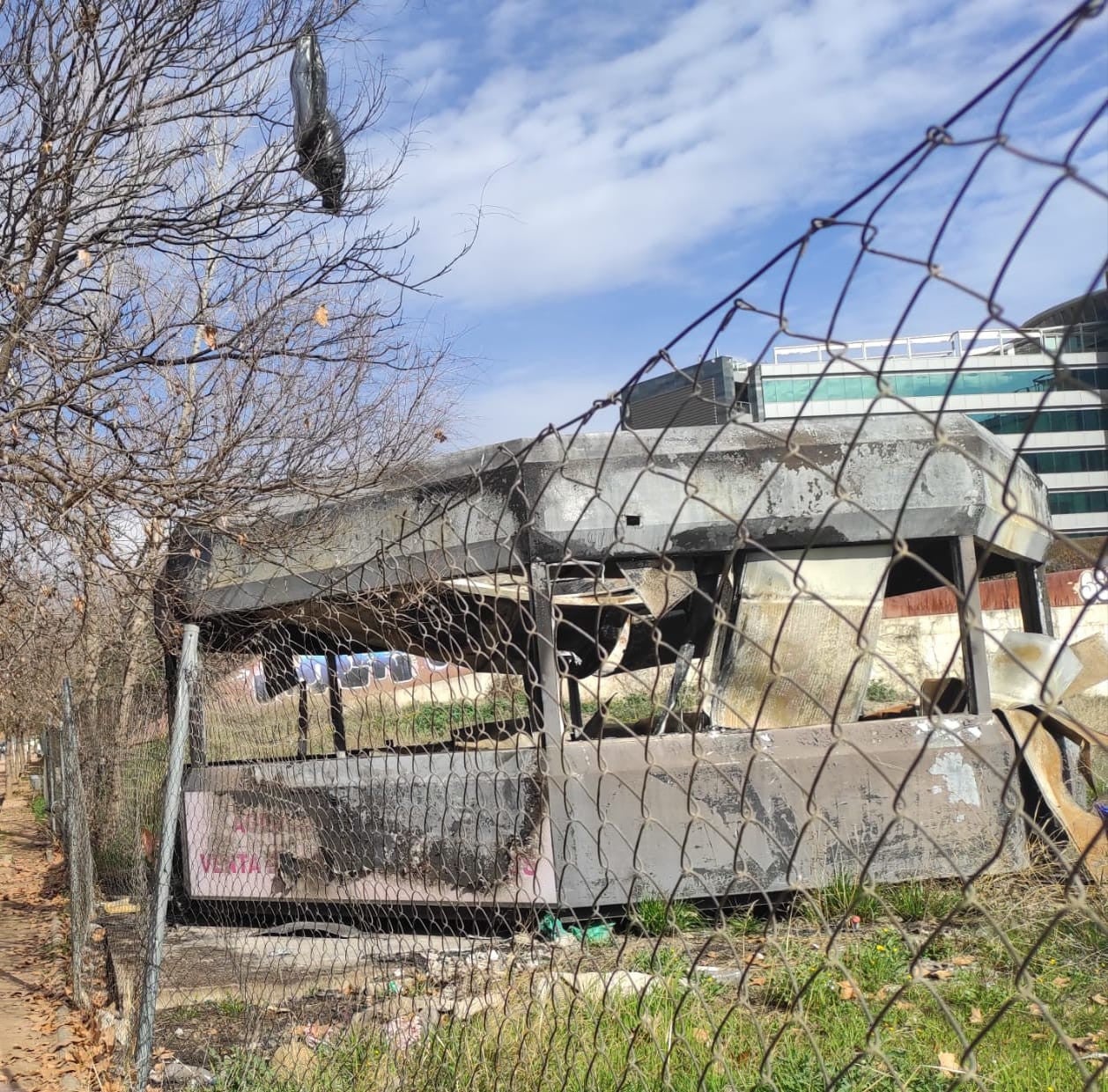 Los restos de la caseta que ardió junto al Tico Medina.