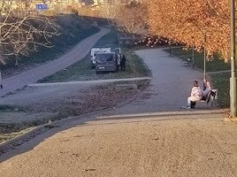 Dos furgonetas, estacionadas en el césped del Parque Tico Medina.