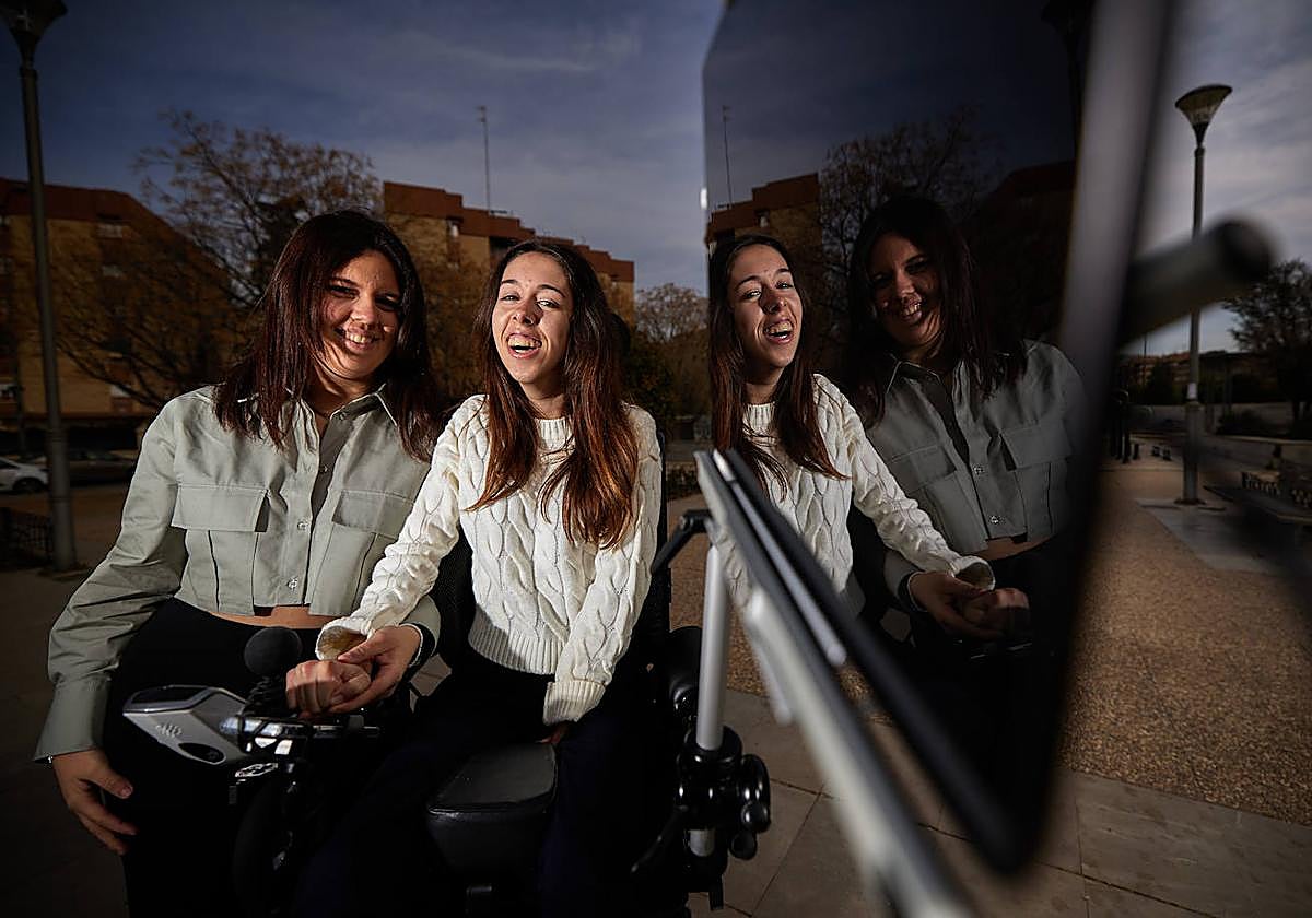 Lidia y Estrella posan en un parque granadino entre risas.