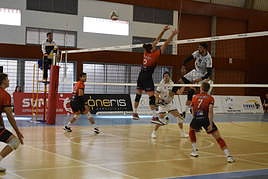 El ataque de Jorge Fernández supera el bloqueo de Nauel Camacho.