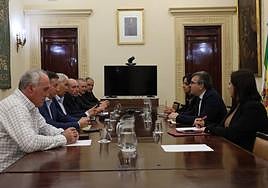 Los representantes de las organizaciones agrarias y las cooperativas reunidos con el subdelegado del Gobierno este lunes.