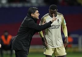 Alexander Medina da indicaciones a Martin Hongla durante el partido en Montjuic.