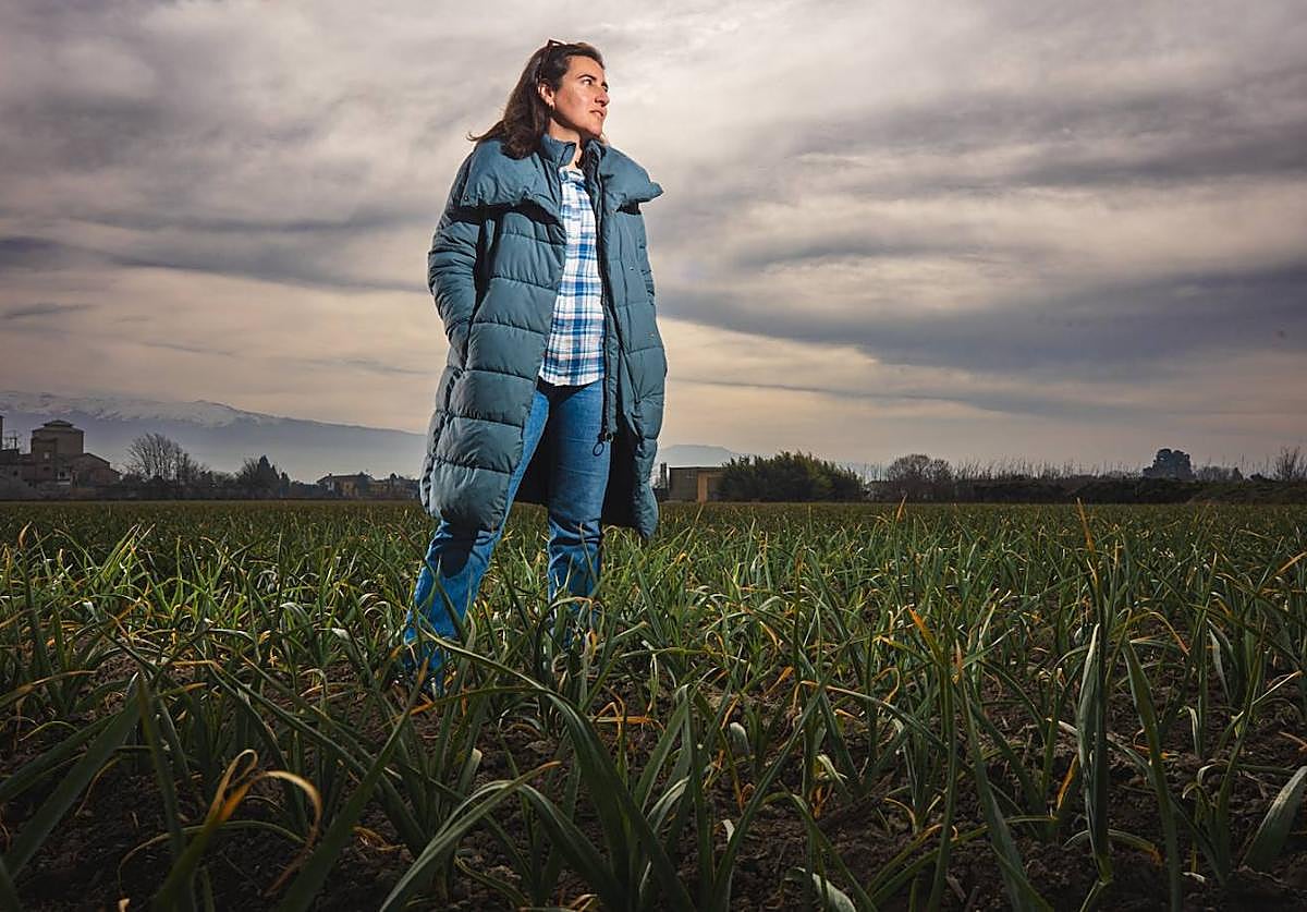 María José Gavilán labra la vega junto a su marido.