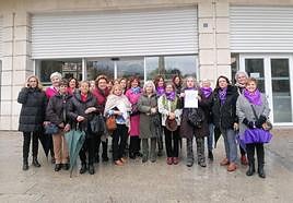 Foto de familia de los colectivos feministas, en la Subdelegación.