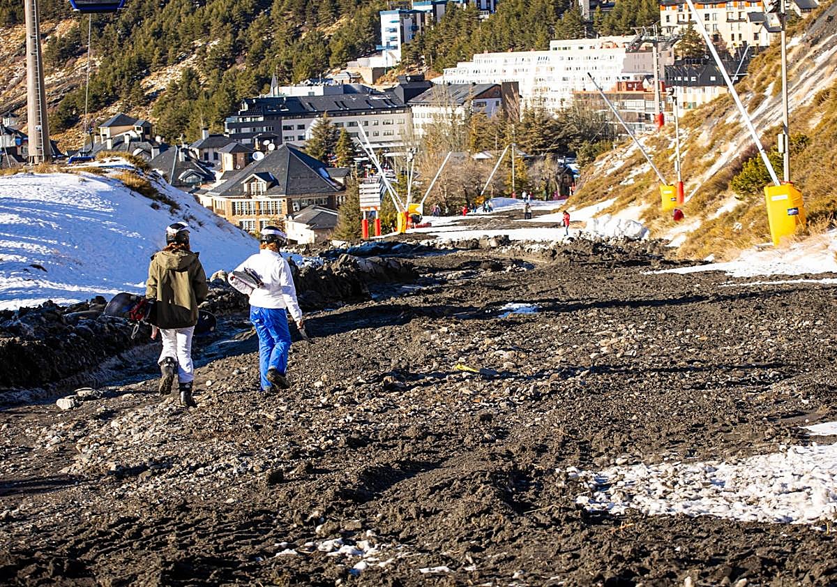 Imagen principal - El lodo inunda Sierra Nevada.