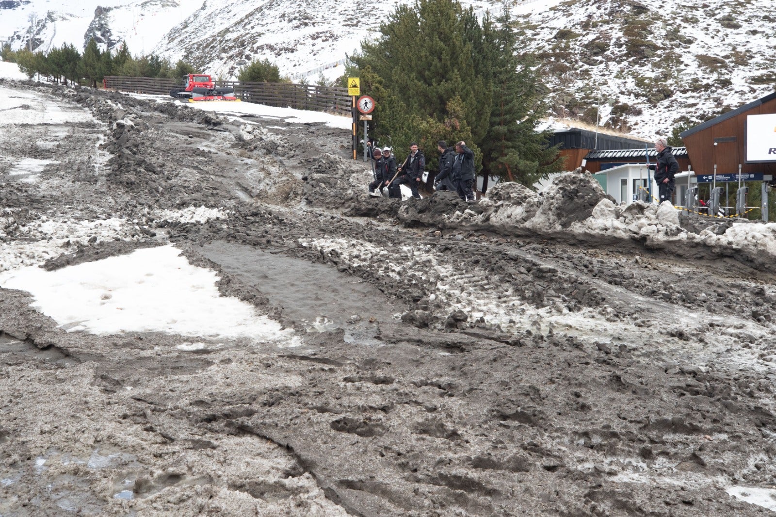 Así han quedado las pistas de Sierra Nevada con la inundación de barro