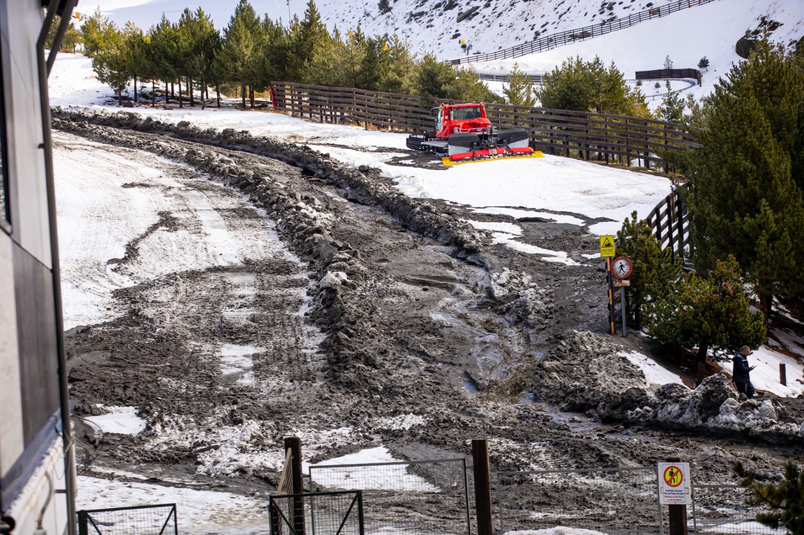 Así han quedado las pistas de Sierra Nevada con la inundación de barro