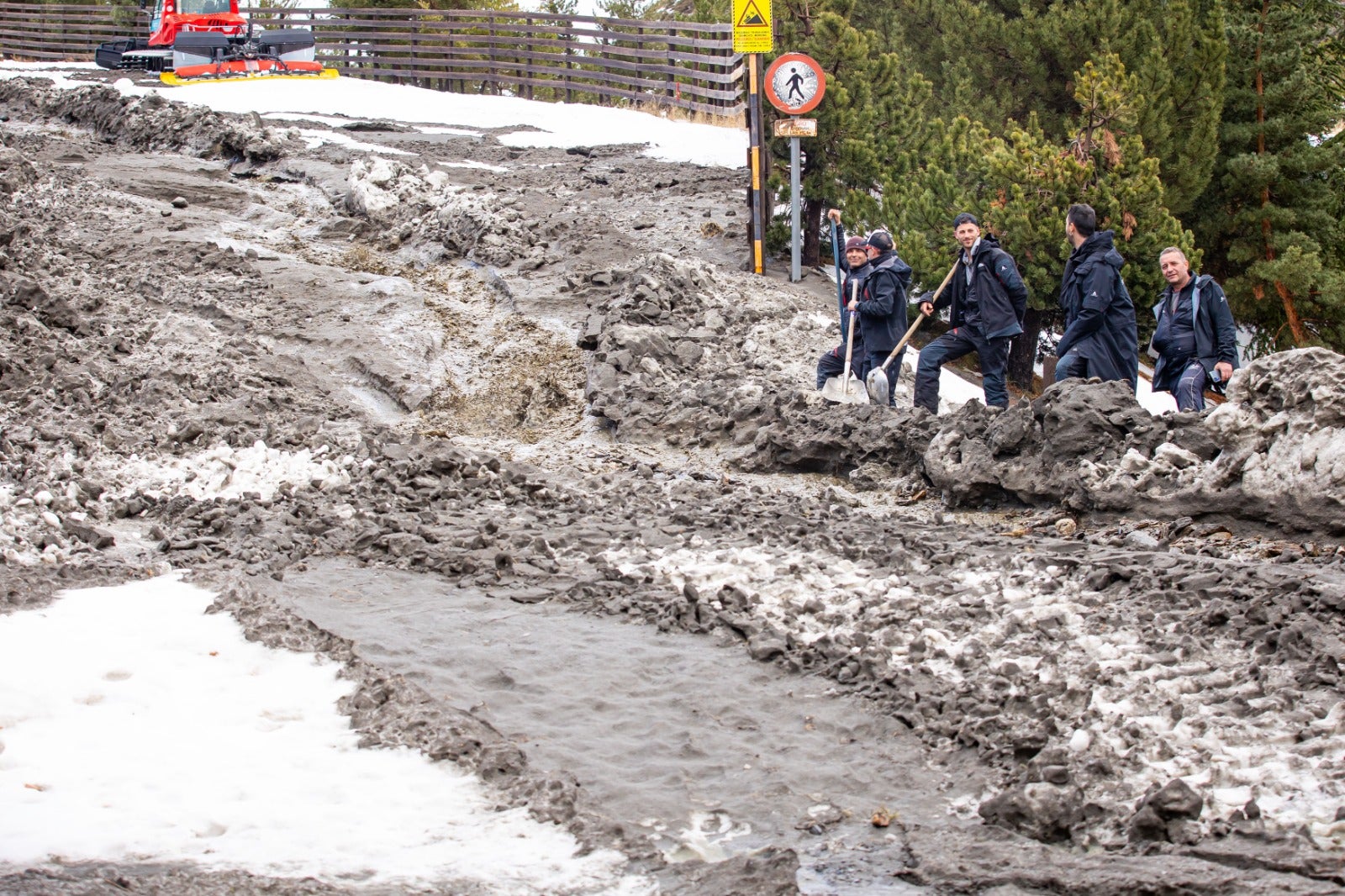 Así han quedado las pistas de Sierra Nevada con la inundación de barro